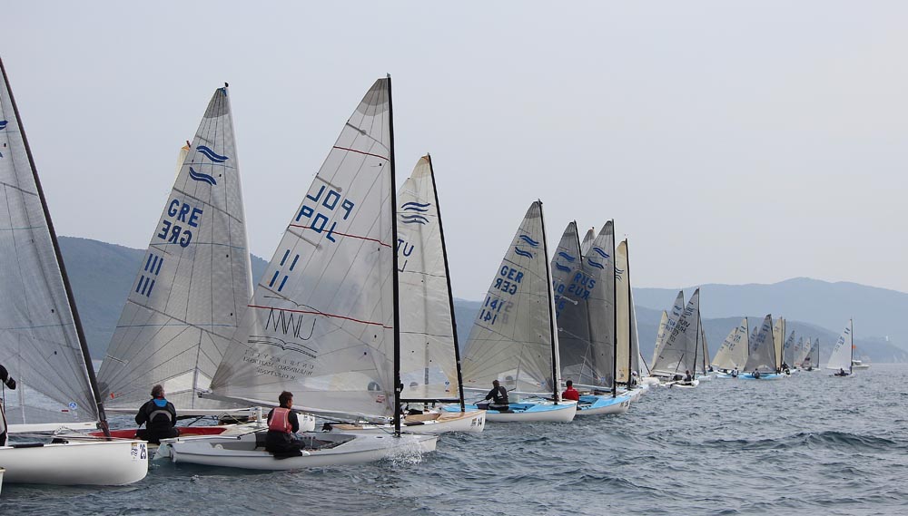 Finn EM 2012 – Tag 2 – Four hours afloat, but no racing for Finns on day two in Scarlino
