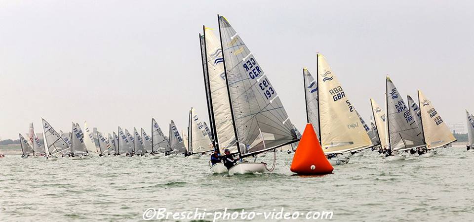 Thomas Schmid mit goldener Finn-Welle in Front …