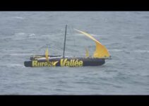 Louis Burton „Bureau Vallee“ IMOCA under Jury Rig headed in after dismasting 10 hours into the race