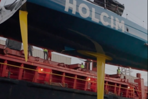 The Ocean Race 2023 – Leg 4 – Day 11 – Holcim auf Schiff verladen